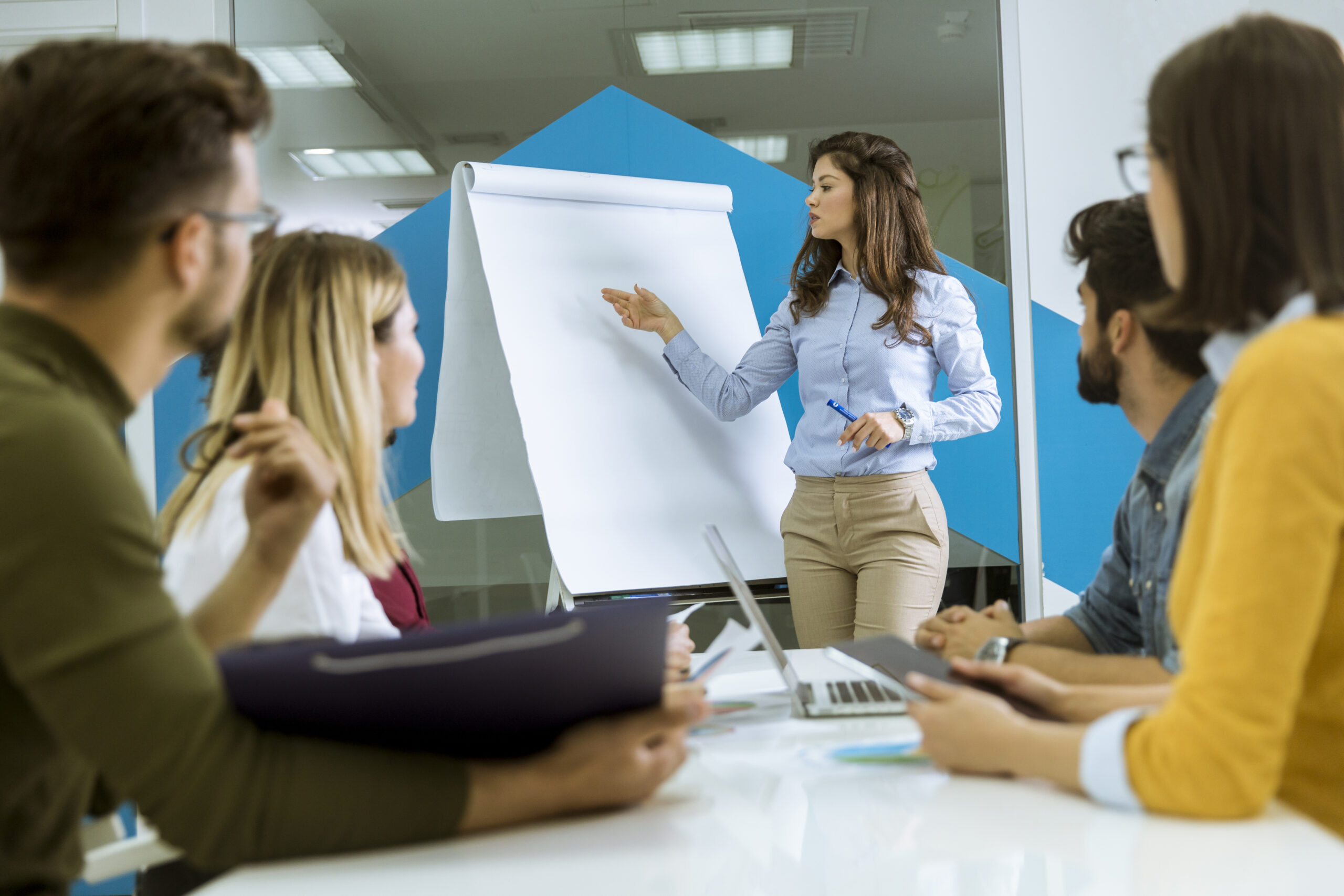 Keeleõpe on alati olnud põnev ja väljakutsuv teekond. Mõne jaoks on see samm isikliku arengu poole, teistele aga karjäärivõimaluste suurendamise vahend. Tänapäe